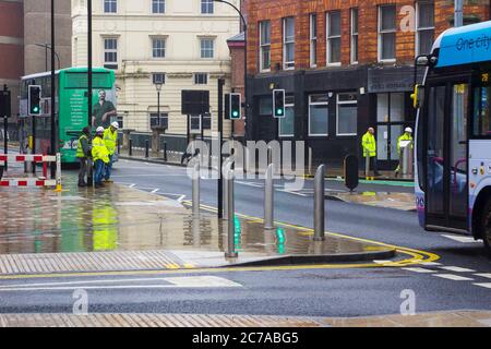 8. Juli 2020 Arbeiter in Sichtbekleidung und Schutzmützen auf der Bridge Street in der leeren Innenstadt von Sheffield England während der Covid-Krise 19. Stockfoto