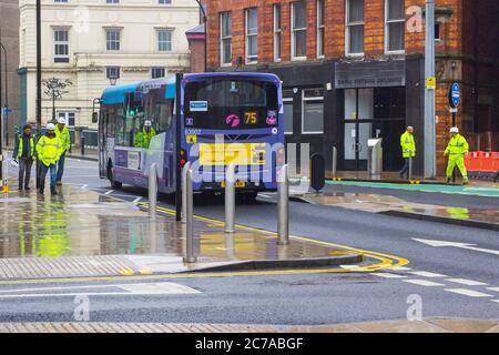 8. Juli 2020 Arbeiter in Sichtbekleidung und Schutzmützen auf der Bridge Street in der leeren Innenstadt von Sheffield England während der Covid-Krise 19. Stockfoto