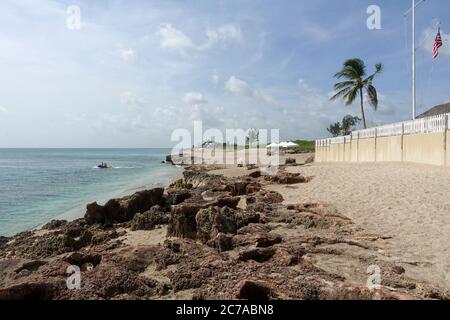 Stuart, FL/USA-7/10/20: Der Fels- und Sandstrand außerhalb von Gilbert's Bar House of Refuge in Stuart, FL. Stockfoto