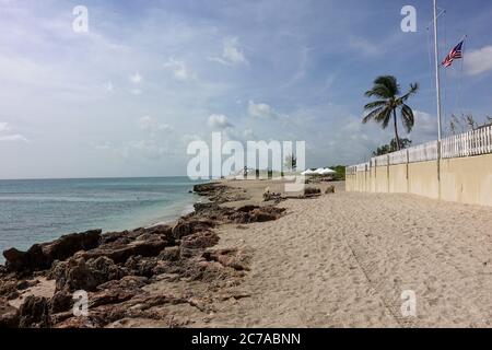 Stuart, FL/USA-7/10/20: Der Fels- und Sandstrand außerhalb von Gilbert's Bar House of Refuge in Stuart, FL. Stockfoto