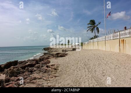 Stuart, FL/USA-7/10/20: Der Fels- und Sandstrand außerhalb von Gilbert's Bar House of Refuge in Stuart, FL. Stockfoto