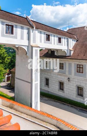 Verbindungsflurbrücke zwischen dem Burgtheater und den Schlossgärten. Cesky Krumlov, Tschechische Republik. Stockfoto