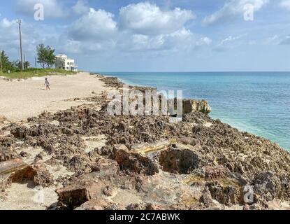 Stuart, FL/USA-7/10/20: Der Fels- und Sandstrand außerhalb von Gilbert's Bar House of Refuge in Stuart, FL. Stockfoto