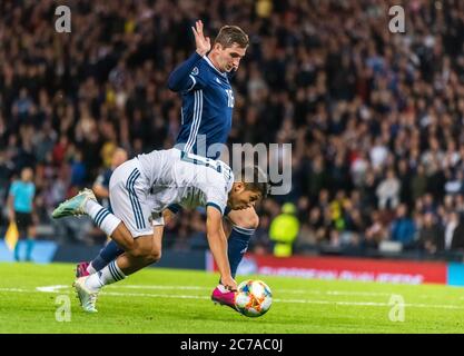 Glasgow, Schottland, Vereinigtes Königreich – 6. September 2019. Kenny McLean, Mittelfeldspieler der schottischen Fußballnationalmannschaft, gegen Ilzat Akhmeth, Mittelfeldspieler der russischen Fußballnationalmannschaft Stockfoto