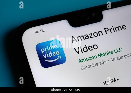 Stone / UK - Juli 15 2020: Amazon Prime Video-App auf der Ecke des Mobiltelefons gesehen. Stockfoto