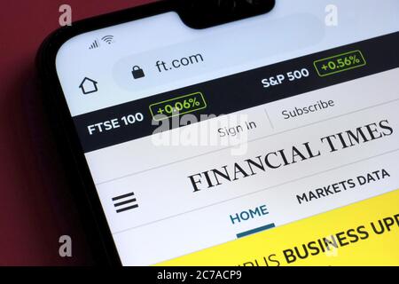 Stone / UK - Juli 15 2020: Financial Times Website auf der Ecke des Mobiltelefons gesehen. Stockfoto