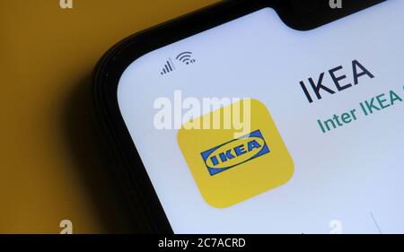 Stone / UK - Juli 15 2020: IKEA App auf der Ecke des Mobiltelefons gesehen. Stockfoto