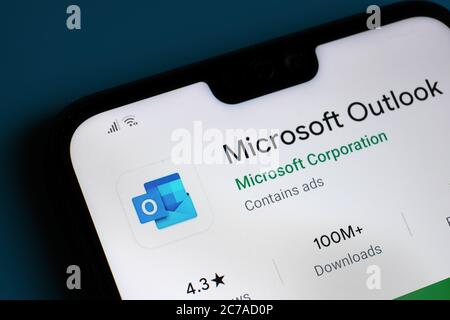 Stone / UK - Juli 15 2020: Microsoft Outlook-App auf der Ecke des Mobiltelefons gesehen. Stockfoto