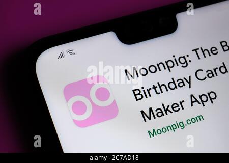 Stone / UK - Juli 15 2020: Moonpig App auf der Ecke des Mobiltelefons gesehen. Stockfoto