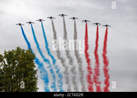 Paris, Frankreich. Juli 2020. Die Patrouille de France fliegt im Himmel von Paris für die Bastille Tag Militärparade. Stockfoto