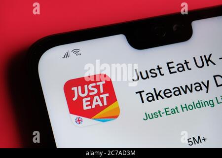 Stone / UK - Juli 15 2020: Essen Sie einfach UK Takeaway App auf der Ecke des Mobiltelefons gesehen. Stockfoto