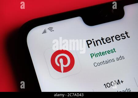 Stone / UK - Juli 15 2020: Pinterest App auf der Ecke des Mobiltelefons gesehen. Stockfoto