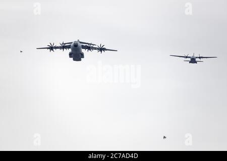 Paris, Frankreich. Juli 2020. 1 A400M Atlas und 1 CASA CN-235 während der Airshow für die Militärparade am Bastille-Tag in Paris. Stockfoto