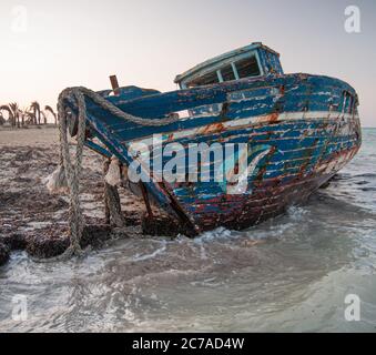 Altes Wrackboot am Strand mit den Seilen Stockfoto