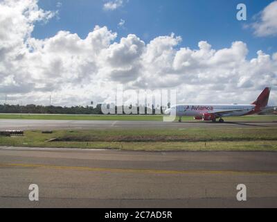 Salvador, Bahia / Brasilien - 28. Juli 2018: Blick aus dem Flugzeugfenster beim an- oder Abheben von Avianca-Flugzeugen. Stockfoto