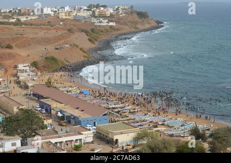 Überfüllter Strand an einem Sonntagnachmittag in der Bucht von Ouakam, Dakar, Senegal Stockfoto