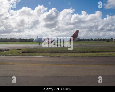 Salvador, Bahia / Brasilien - 28. Juli 2018: Blick aus dem Flugzeugfenster beim an- oder Abheben von Avianca-Flugzeugen. Stockfoto