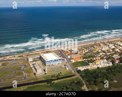 Lauro de Freitas, Bahia / Brasilien - 28. Juli 2018: Blick vom Flugzeugfenster während eines Fluges über das Panamerikanische Judo Center und den Ipitanga Strand, Stockfoto