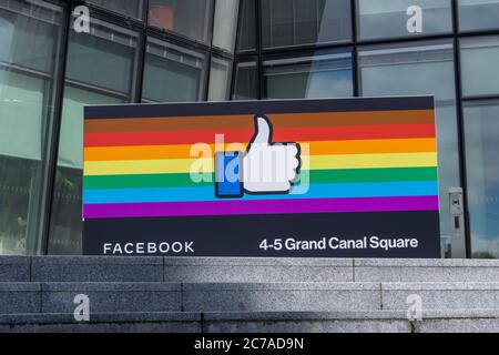 Das Facebook-Logo außerhalb ihrer Büros in Dublin, Irland, angepasst für Gay Pride Week. Stockfoto