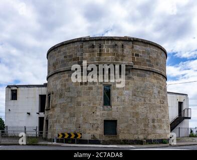 Der Martello Tower in Sandymount, Dublin, Irland. Dieser Turm ist in der Eröffnungssequenz von James Joyces Ulysses zu sehen. Jetzt ein Joyce Museum. Stockfoto