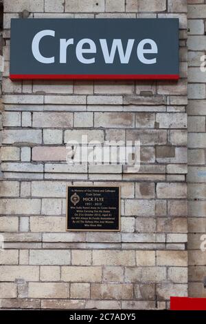 Gedenktafel für Mick FYe am Bahnsteig 11 des Bahnhofs Crewe Stockfoto