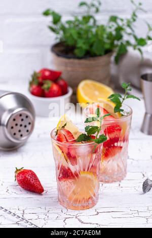 Sommerlimonade mit Zitrone Stockfoto