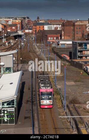 Midland Metro Ansaldo T69 Tram 09 Ankunft am Bahnhof Birmingham Snow Hill. Stockfoto