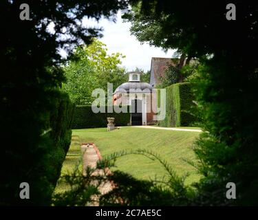 Ein Blick auf den Pavillon, durch die Absicherung des niederländischen Garten, Bridge End Garden, Saffron Walden, Essex. Um 1840 adaptierte Francis Gibson und Stockfoto