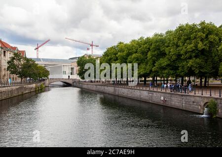 Blick auf eine Eiserne Brücke und eine James Simon Galerie in Berlin Stockfoto