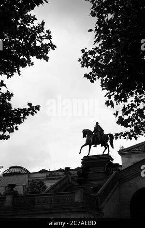 Silhouette einer Reiterstatue von Friedrich Wilhelm IV. Auf einer Museumsinsel in Berlin Stockfoto
