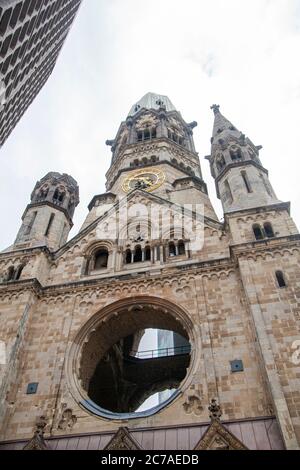 Eine Fassade einer alten Kaiser-Wilhelm-Gedächtniskirche Stockfoto