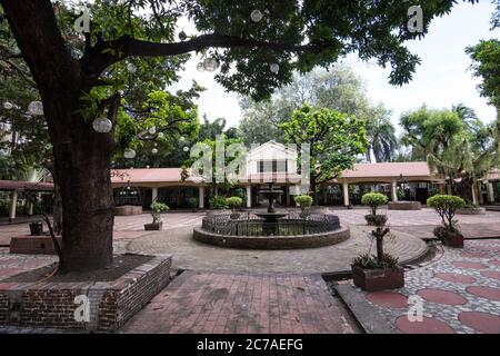 Manila, Philippinen - 11. Januar 2017: San Agustin Kirche Innenhof Mit Wasserbrunnen Stockfoto