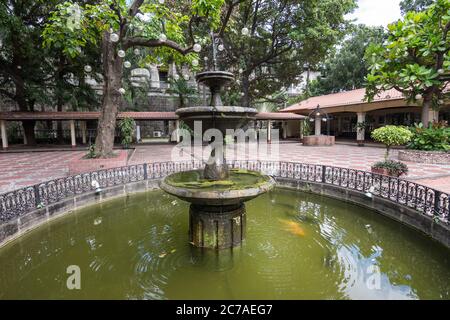 Manila, Philippinen - 11. Januar 2017: San Agustin Kirche Innenhof Wasserbrunnen Stockfoto