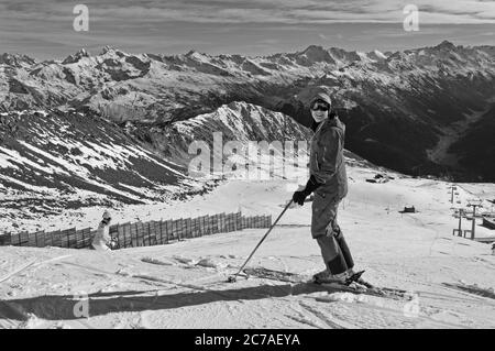 Klimawandel: Wintersport dank Schneekanonen ist zwar schön und wirtschaftlich sinnvoll aber unökologisch in Davos auf der Parsenn Stockfoto