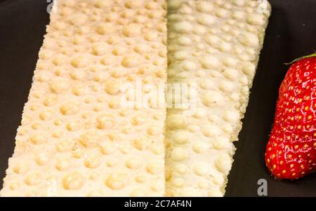 Frische Erdbeere und diabetische Diät-Knirschen - knusprige Waffelknusprenbrot aus Weizen, Textur Stockfoto