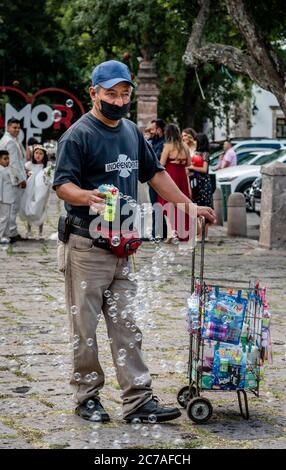 Hispanic Mann trägt Masken Verkauf von Spielzeug in den Straßen von Morelia Mexiko Stockfoto