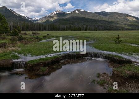 In der Nähe des Grand Lake Eingangs zum Park, der Colorado River läuft sehr hoch im Frühling. Stockfoto