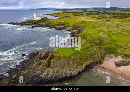 Turnberry, Schottland, Großbritannien. Juli 2020. 15 Allgemeine Luftaufnahmen des Trump Turnberry Golf Club und Hotels an der Küste von Ayrshire. Trump Turnberry plant, das Resort durch den Bau von Hunderten von Luxus-Privathäusern, Wohnungen und Villen zu erweitern und die Gegend in ein exklusives Golfresort für den Ruhestand zu verwandeln. Blick auf Par 3 9. Loch genannt Bruce's Castle. Dies ist eines der neu gestalteten Löcher auf dem Platz. Iain Masterton/Alamy Live News Stockfoto