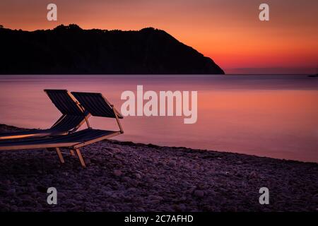 Sommeruntergang an der Bucht Portonovo Stockfoto