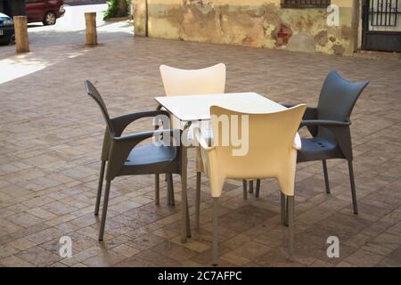 Nahaufnahme eines Tisches in einer Bar oder einem Café, das seine Kunden auf einem öffentlichen Platz im Freien installiert Stockfoto