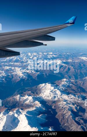 Flugreise, Tageszeit Luftaufnahme der französischen Alpen, französisch-italienische Grenze mit Blick aus dem Flugzeugfenster, Air Transat Flugzeugfenster Stockfoto