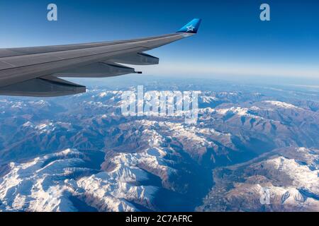 Flugreise, Tageszeit Luftaufnahme der französischen Alpen, französisch-italienische Grenze mit Blick aus dem Flugzeugfenster, Air Transat Flugzeugfenster Stockfoto