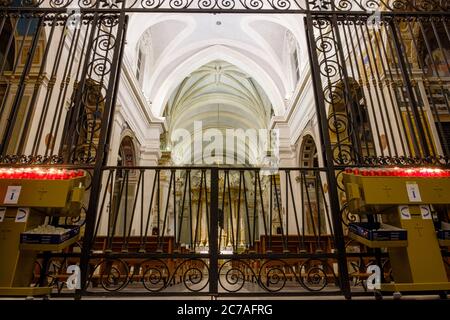 Innenansicht der römisch-katholischen Kirche Santissima Trinità dei Monti, Piazza di Spagna, Rom, Italien Stockfoto