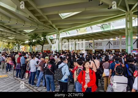 Taipei, 21. NOV 2010 - Leute, die Schlange stehen, um die Taipei Internationale Flora Ausstellung zu betreten Stockfoto