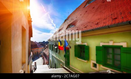 Historische alte Gebäude in der mittelalterlichen Stadt Sibiu-Hermannstadt, Rumänien. Augen im Dach - architektonisches Detail 'die Romania Eyes' Stockfoto