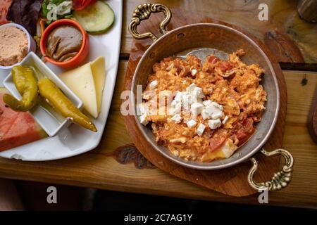 Direkt über dem Schuss der Mahlzeit serviert auf Holztisch im Bürgersteig Café Stockfoto
