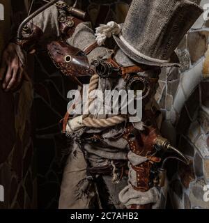 Futuristischer Charakter Cyborg Stalker. Kunstfotografie im Steampunk-Stil. Stockfoto