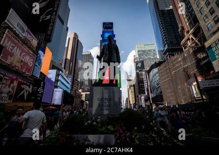 New York City, NY, USA - 20. Juli 2019: Times Square Statue mit dem Komponisten, Dramatiker, Produzenten und Schauspieler George M. Cohan Stockfoto