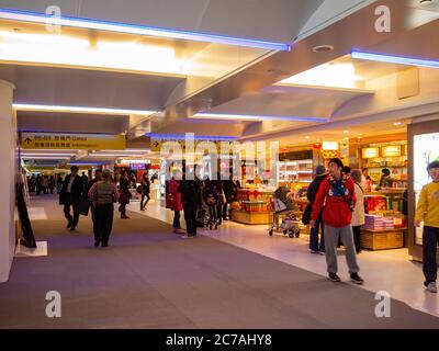 Taipei, 29. JAN 2011 - Geschäfte des Taoyuan Flughafens Stockfoto