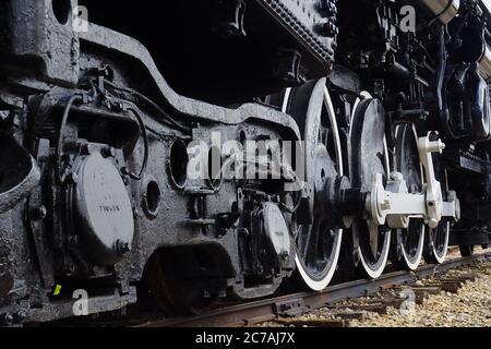 Details der Antriebsräder einer Dampflokomotive aus nächster Nähe Stockfoto